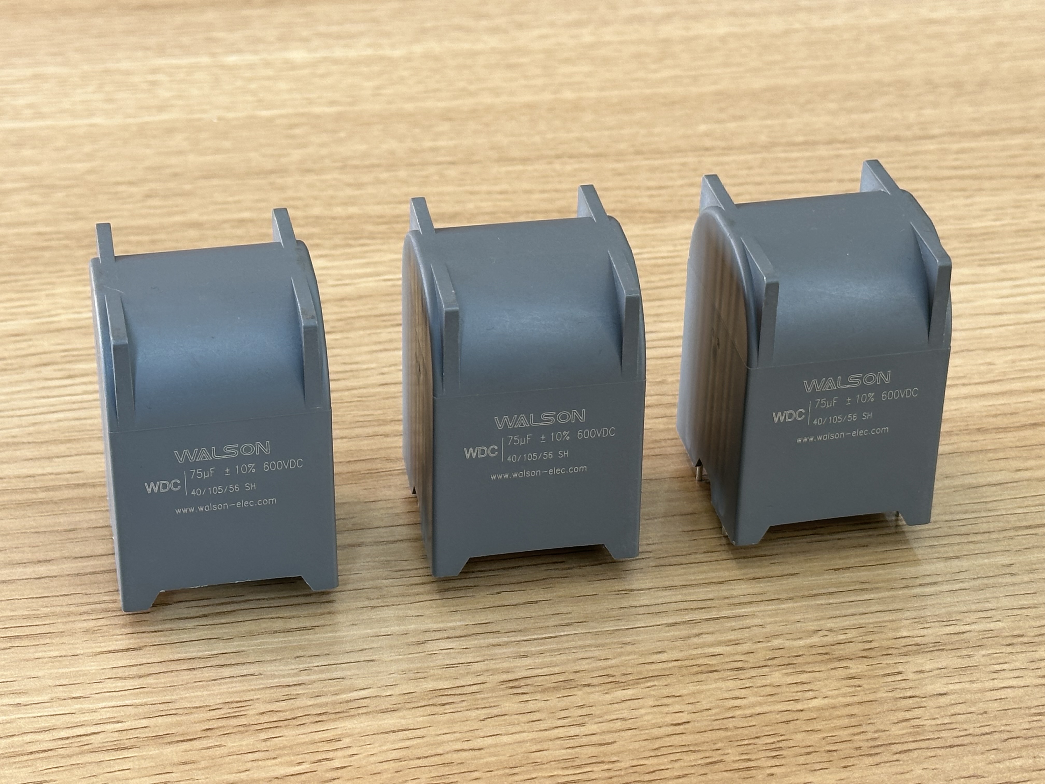 Interpretace ESR/ESL parametrů filmových kondenzátorů a jejich důležitý vliv na provoz zařízení